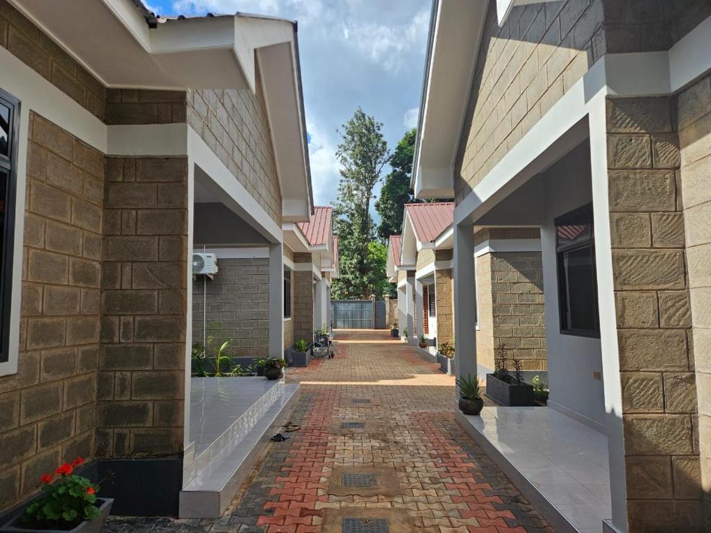 Stone-clad cottages with red roofs at Jasy Retreat
