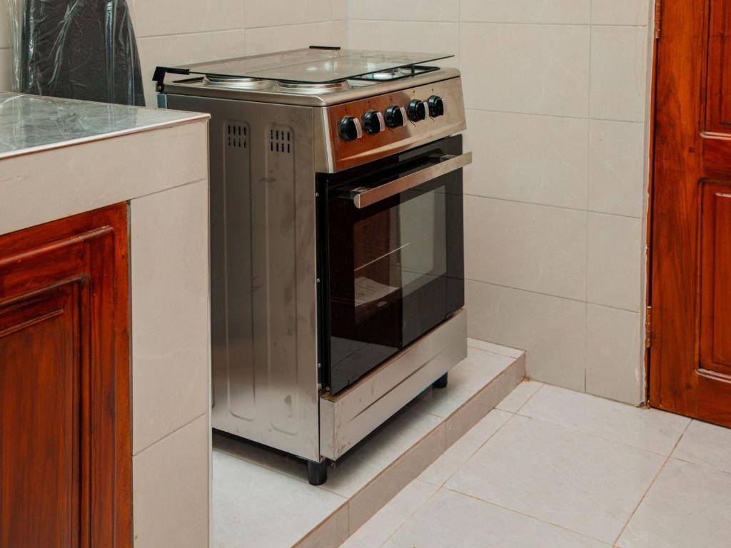 Fitted kitchenette with gas cooker and oven inside an apartment